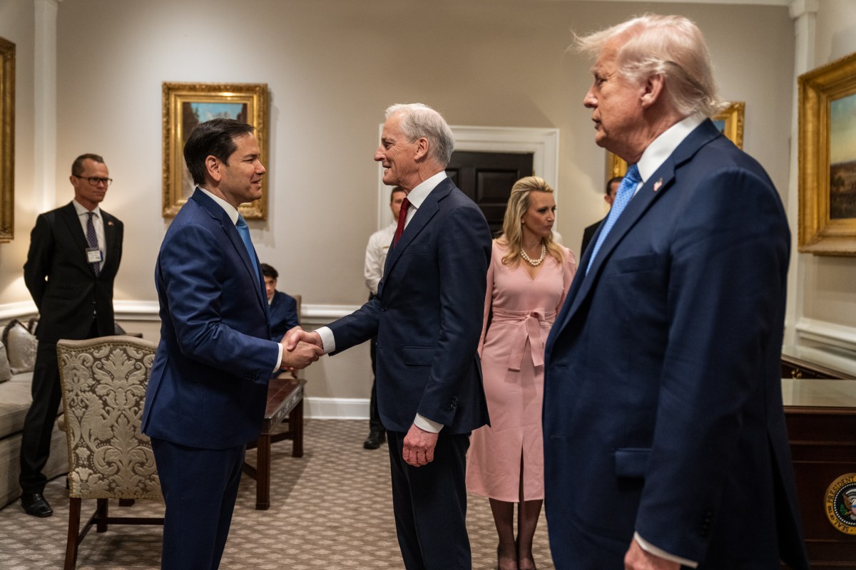 Prime Minister Gahr Store of Norway greets members of the U.S. delegation in the West Wing Lobby of the White House, Thursday, April 24, 2025, before a bilateral meeting with President Donald Trump. (Official White House Photo by Gabriel Kotico)