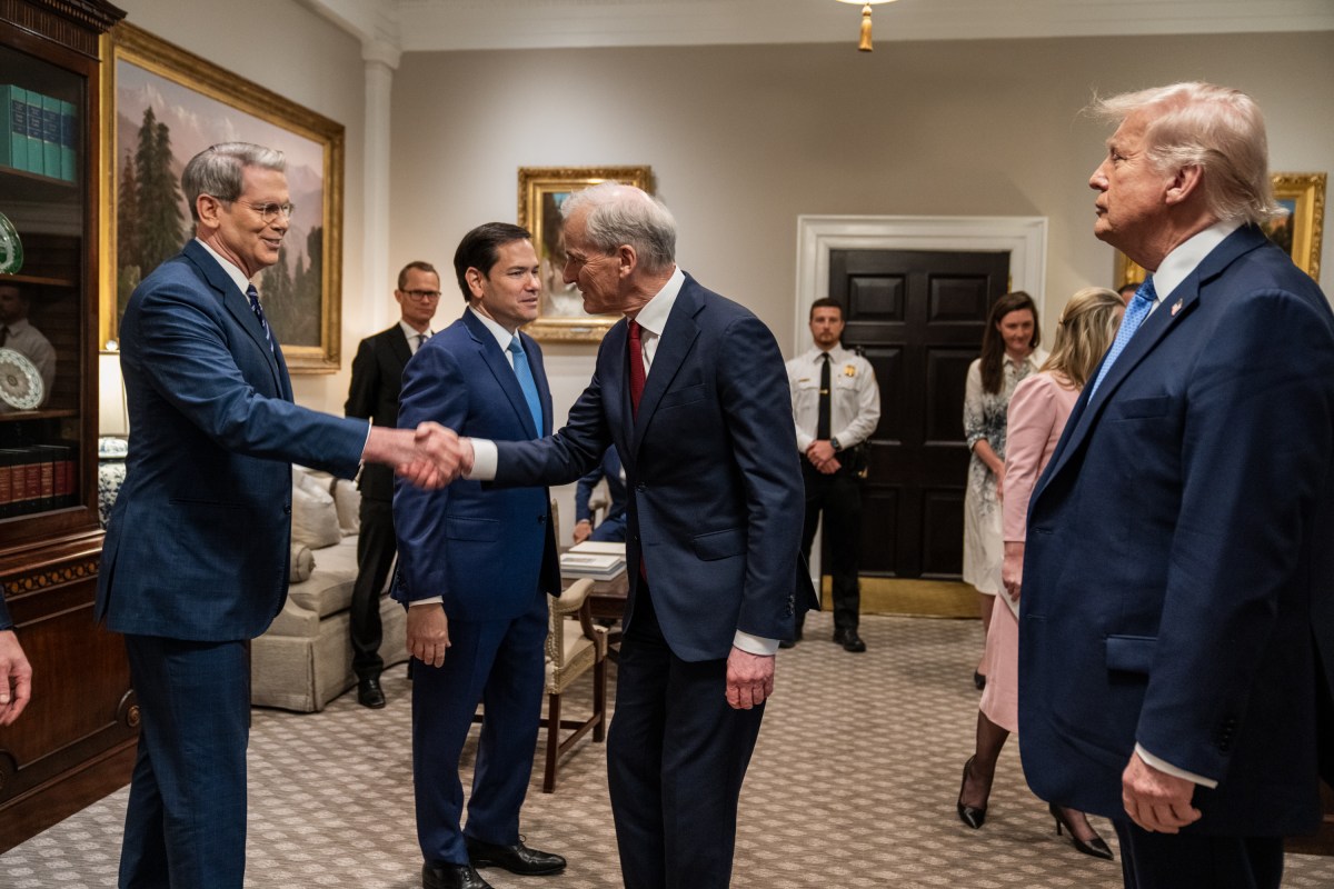 Prime Minister Gahr Store of Norway greets members of the U.S. delegation in the West Wing Lobby of the White House, Thursday, April 24, 2025, before a bilateral meeting with President Donald Trump. (Official White House Photo by Gabriel Kotico)