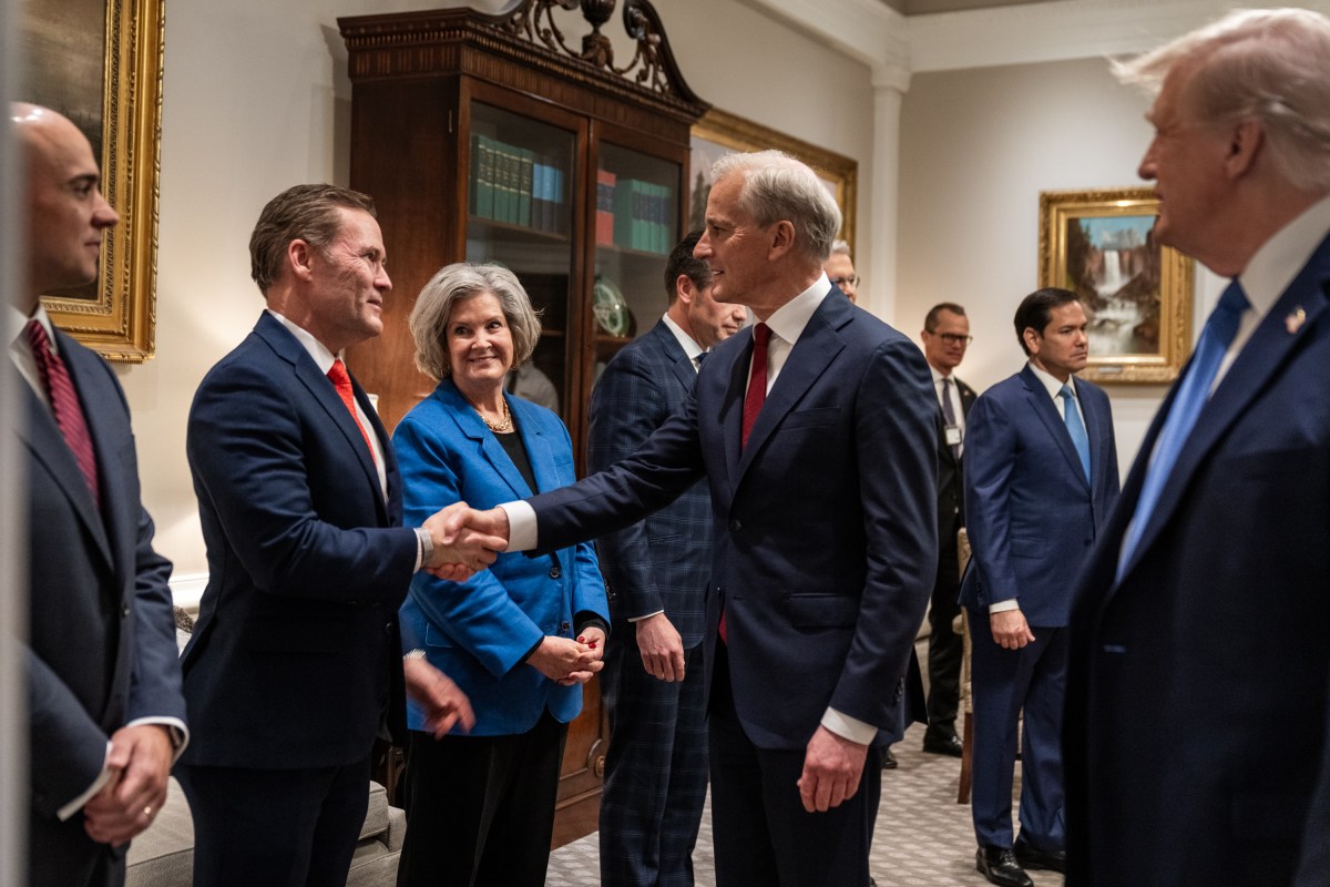 Prime Minister Gahr Store of Norway greets members of the U.S. delegation in the West Wing Lobby of the White House, Thursday, April 24, 2025, before a bilateral meeting with President Donald Trump. (Official White House Photo by Gabriel Kotico)