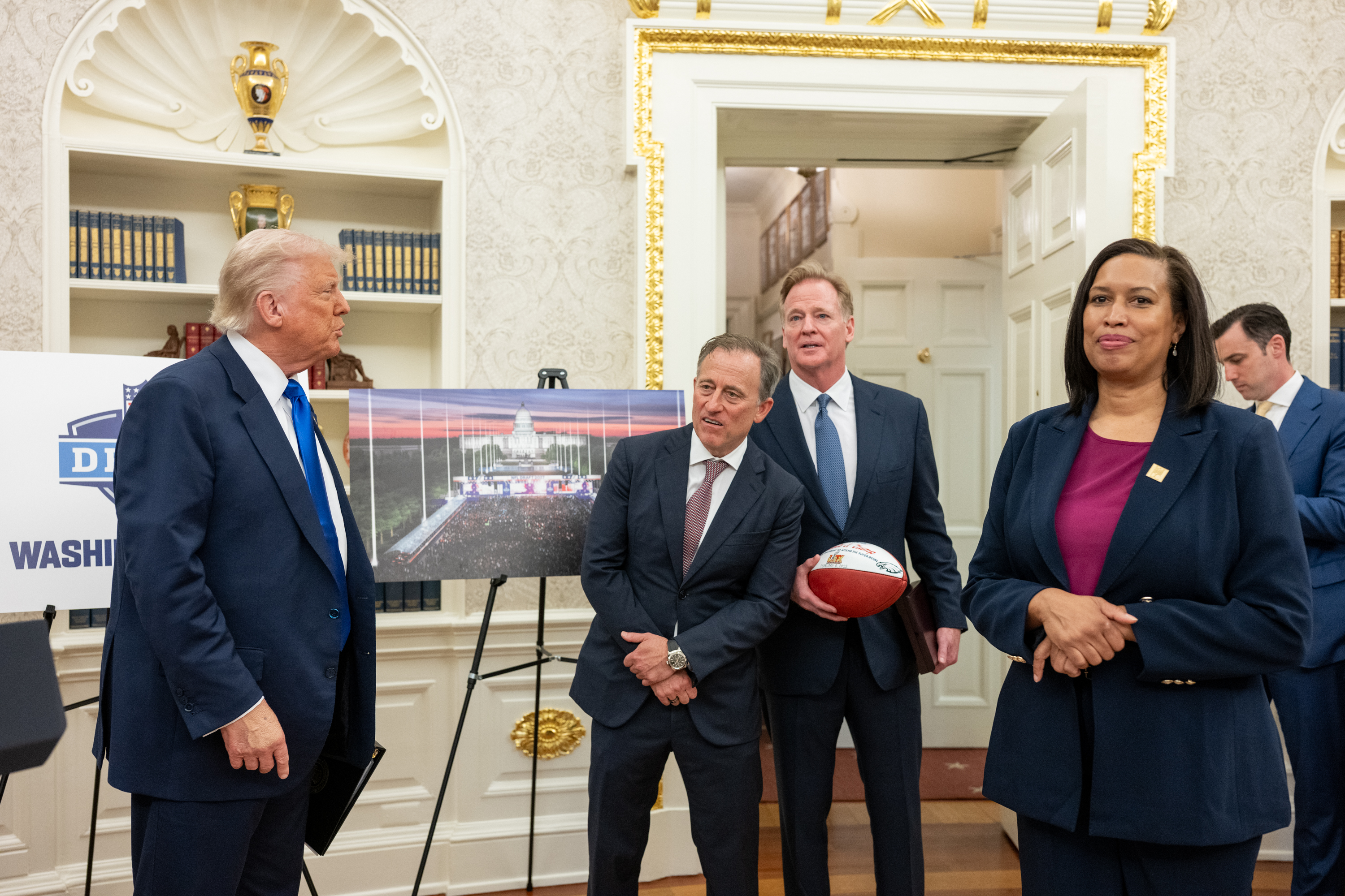President Trump announces Washington, D.C. will host the 2027 NFL Draft ...