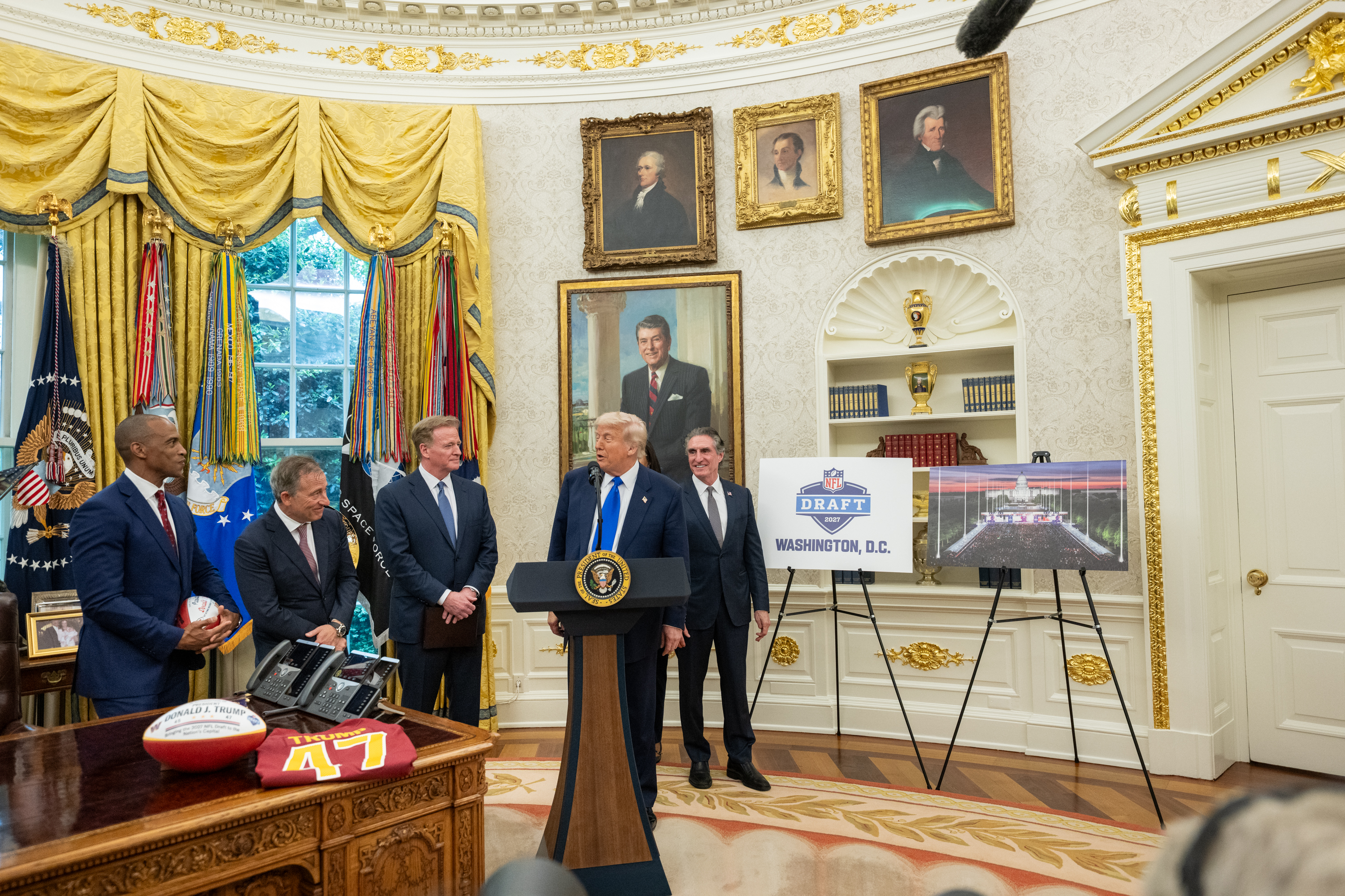 President Trump announces Washington, D.C. will host the 2027 NFL Draft ...