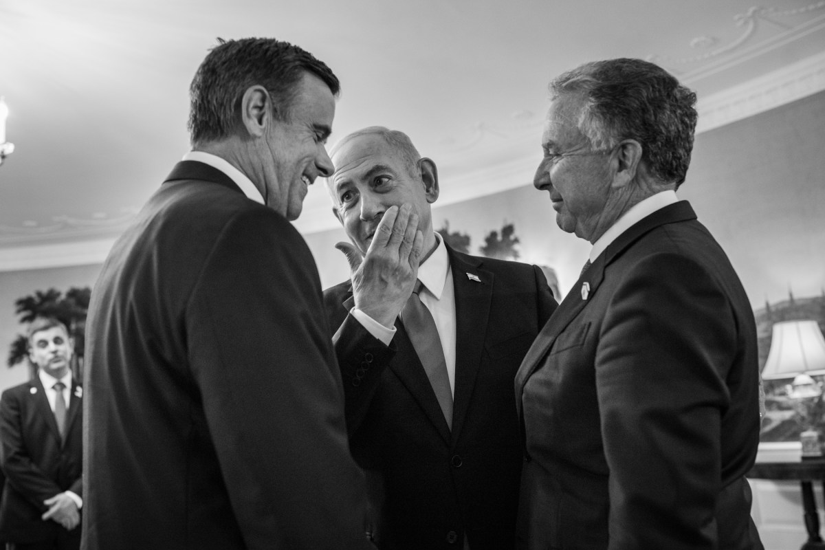 CIA Director John Ratcliffe and Middle East Envoy Steve Witkoff speak with Israeli Prime Minister Benjamin Netanyahu after signing the guest book in the White House, Monday, July 7, 2025. (Official White House Photo by Daniel Torok)