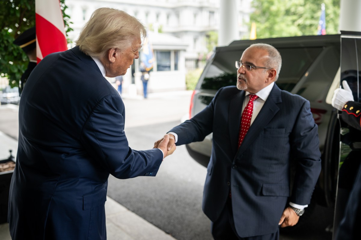 President Donald Trump greets Prince Salman bin Hamad Al Khalifa, Prime Minister of Bahrain, in the West Wing Lobby of the White House, Wednesday, July 16, 2025. (Official White House Photo by Daniel Torok)