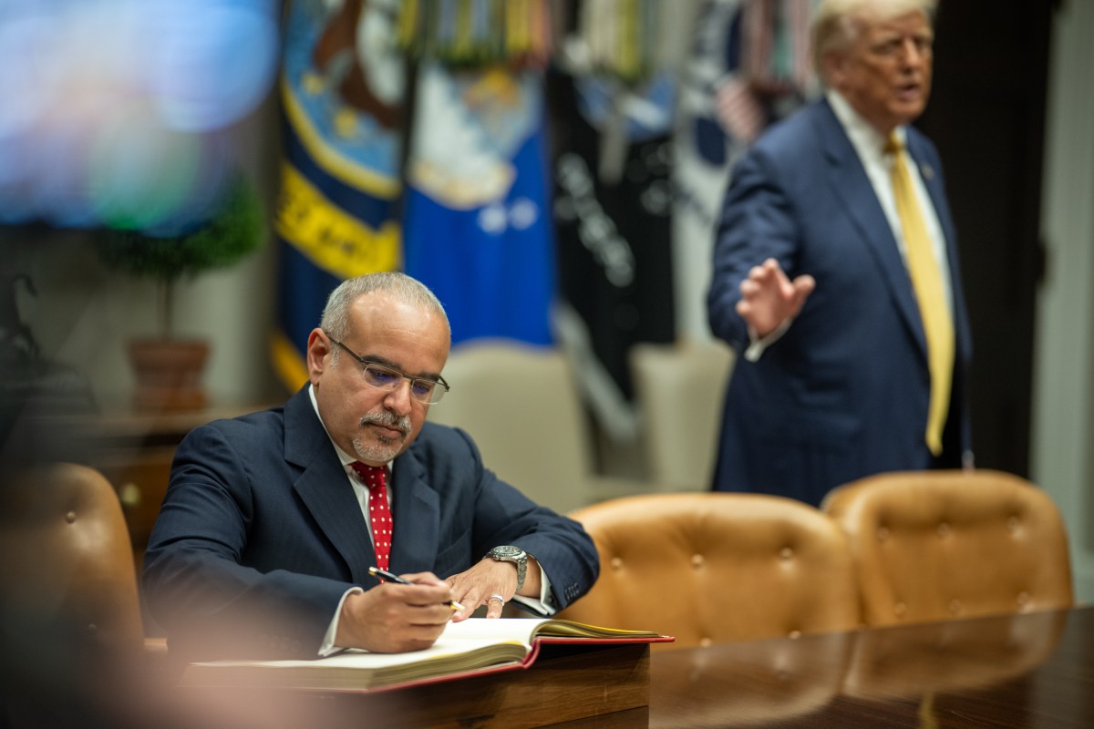 Prince Salman bin Hamad Al Khalifa, Prime Minister of Bahrain, signs the guest book in the Roosevelt Room before a bilateral meeting with President Donald Trump, Wednesday, July 16, 2025, in the West Wing of the White House. (Official White House Photo by Daniel Torok)