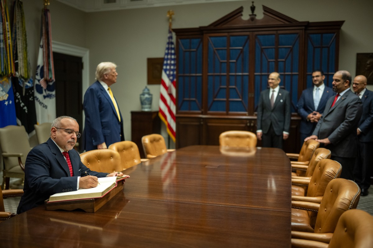 Prince Salman bin Hamad Al Khalifa, Prime Minister of Bahrain, signs the guest book in the Roosevelt Room before a bilateral meeting with President Donald Trump, Wednesday, July 16, 2025, in the West Wing of the White House. (Official White House Photo by Daniel Torok)