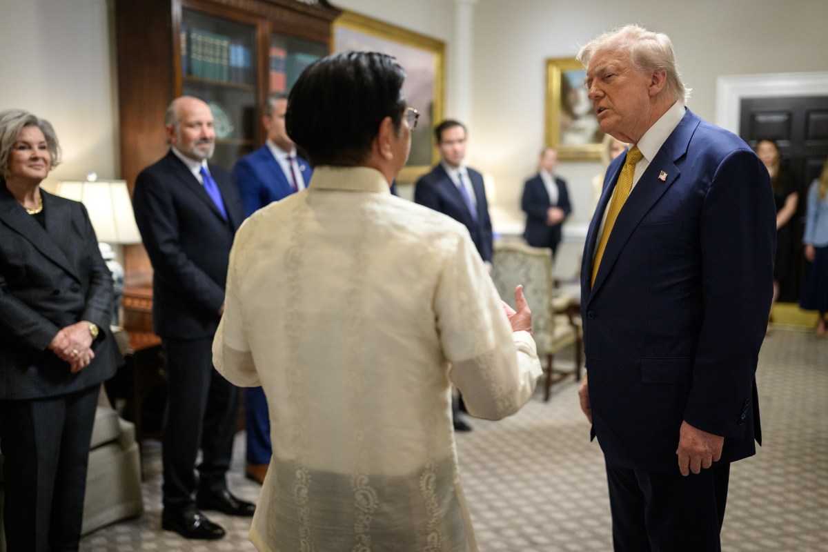 President Ferdinand Marcos Jr. of the Philippines greets members of the U.S. delegation in the West Wing Lobby, Tuesday, July 22, 2025, as he arrives for a bilateral meeting with President Donald Trump. (Official White House Photo by Daniel Torok)