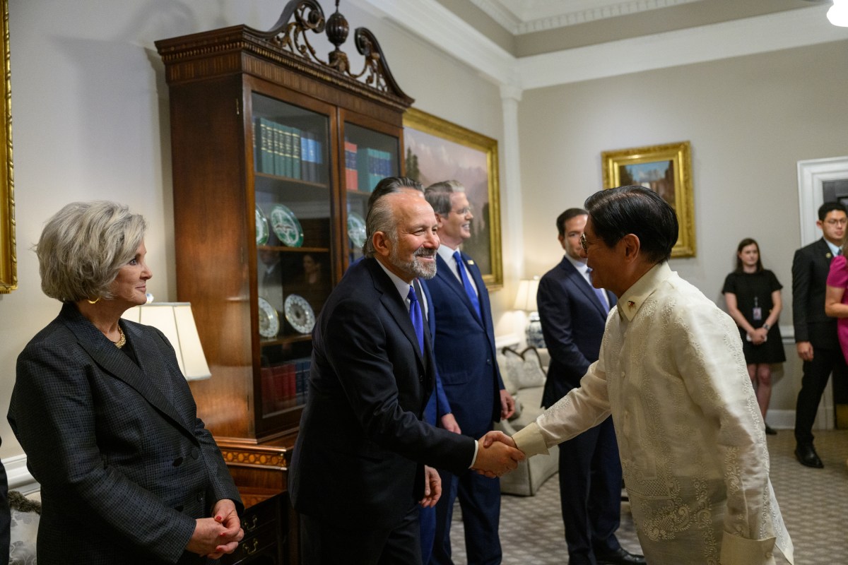 President Ferdinand Marcos Jr. of the Philippines greets members of the U.S. delegation in the West Wing Lobby, Tuesday, July 22, 2025, as he arrives for a bilateral meeting with President Donald Trump. (Official White House Photo by Molly Riley)