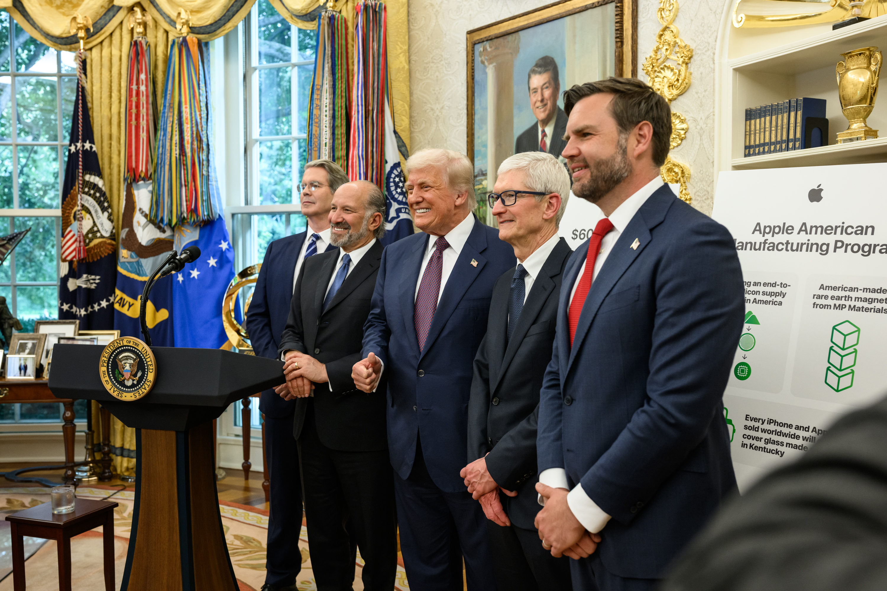 Президент Дональд Трамп виступає разом з генеральним директором Apple Тімом Куком, віце-президентом Дж.Д. Вансом, міністром фінансів Скоттом Бессентом і міністром торгівлі Говардом Лутніком після оголошення про інвестицію в 600 мільярдів доларів у США, середа, 6 серпня 2025 року, в Овальному кабінеті.