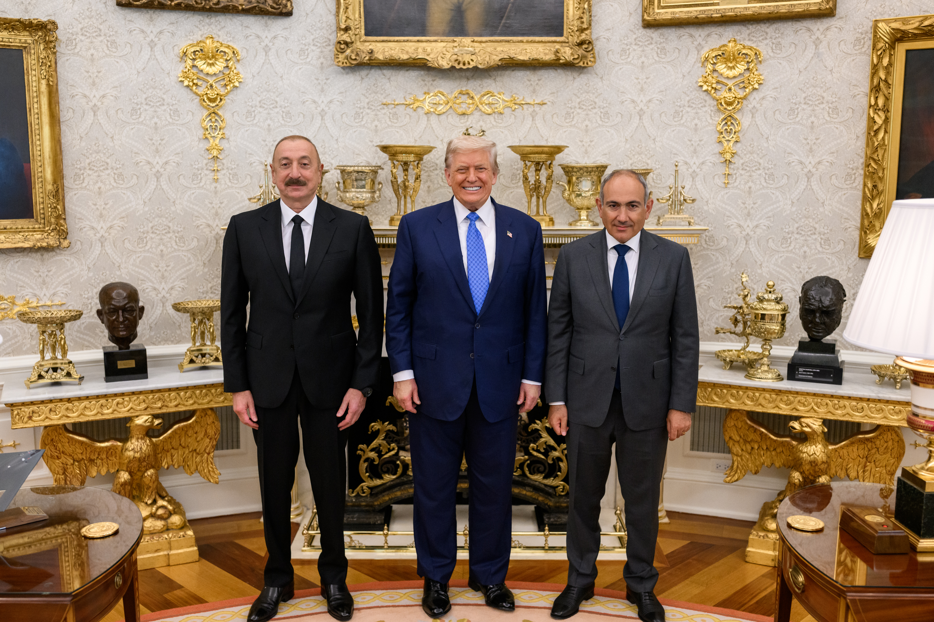 Президент Дональд Трамп позує для фото з президентом Ільхамом Алієвим з Азербайджану та прем'єр-міністром Ніколом Пашиняном з Вірменії, п'ятниця, 8 серпня 2025 року, в Овальному кабінеті. (Офіційне фото Білого дому Даніела Торака)