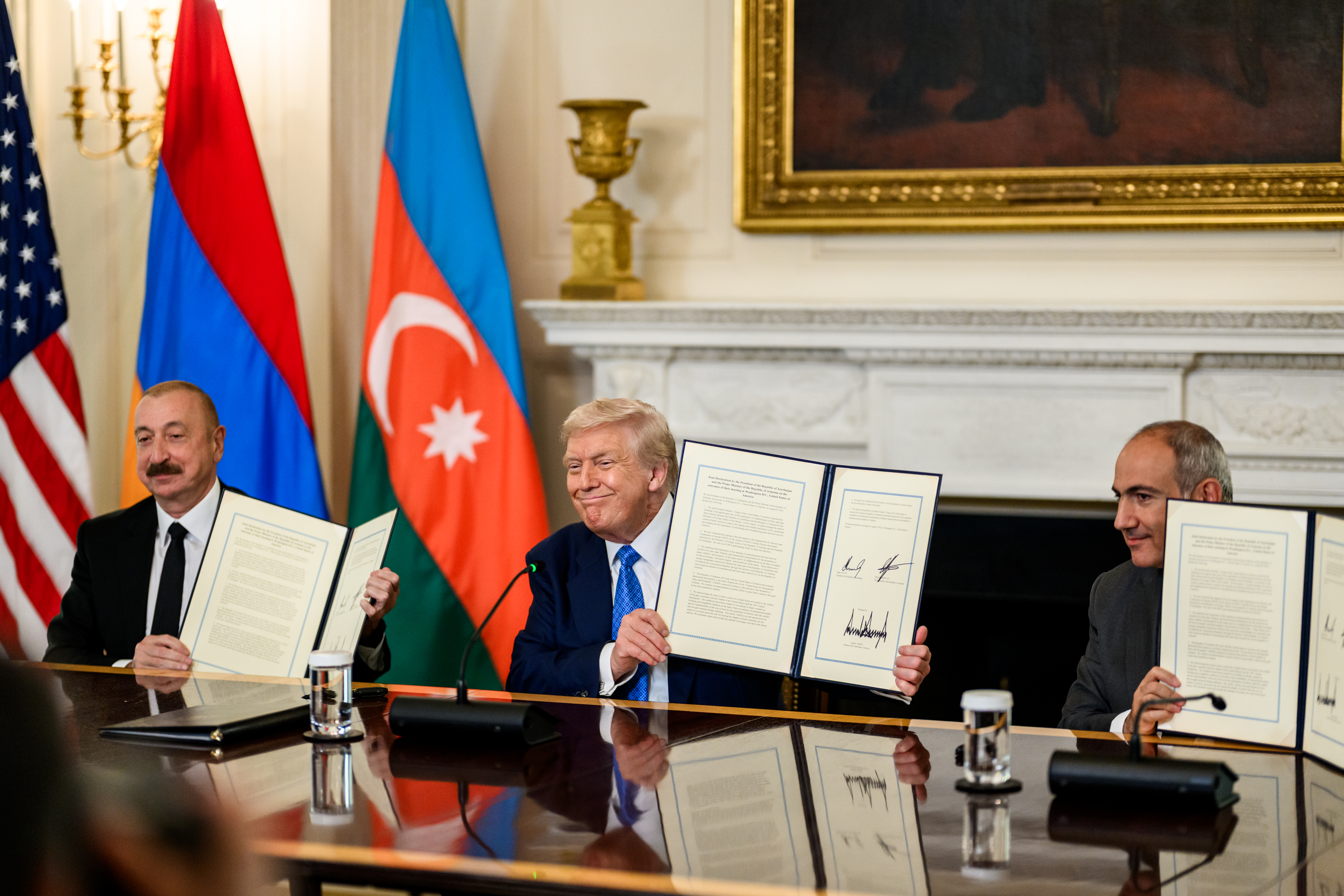 Президент Дональд Трамп підписує тристоронню спільну декларацію з президентом Ільхамом Алієвим з Азербайджану та прем'єр-міністром Ніколом Пашиняном з Вірменії, п'ятниця, 8 серпня 2025 року, у Державній їдальні. (Офіційне фото Білого дому Даніела Торака)