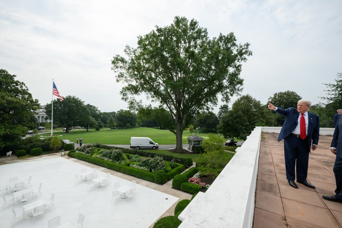 President Donald Trump speaks with Director of Facilities Todd Robinson, architect James McCrery, and others on the roof of the Oval Office of the White House, Tuesday, August 5, 2025. (Official White House Photo by Molly Riley)