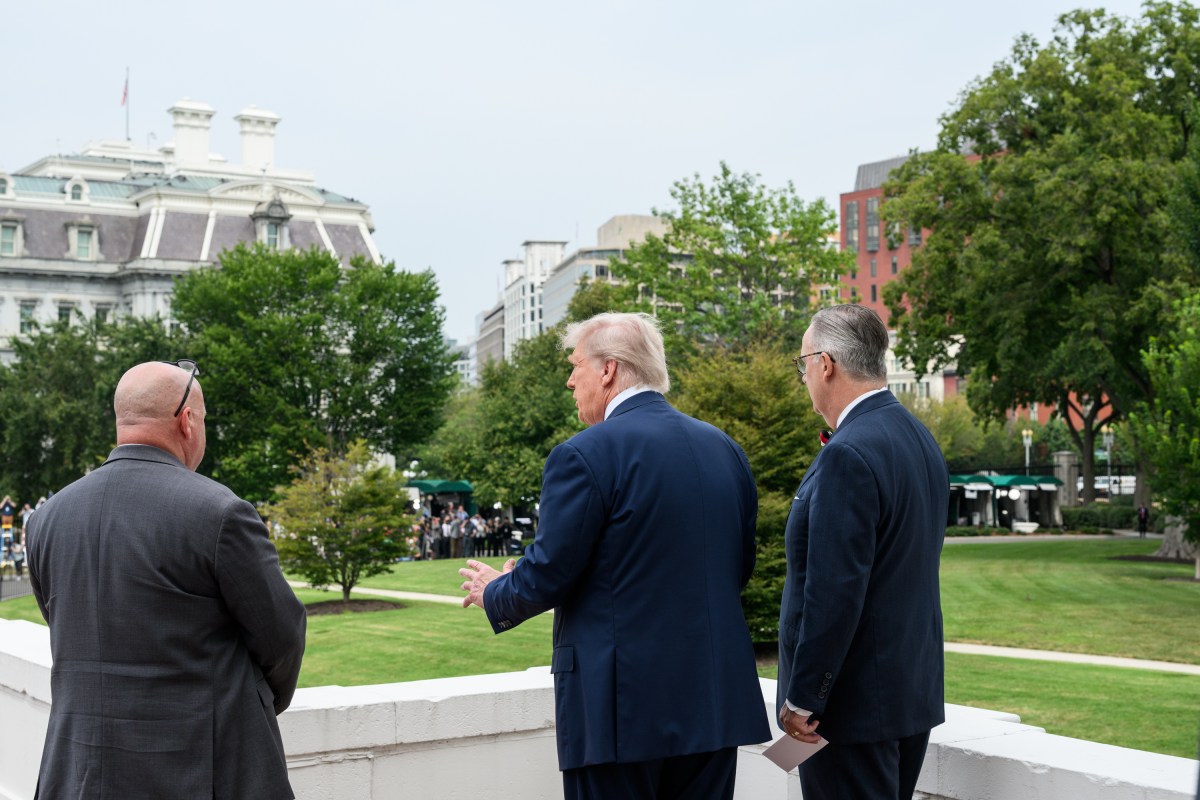 President Donald Trump speaks with Director of Facilities Todd Robinson, architect James McCrery, and others on the roof of the West Colonnade of the White House, Tuesday, August 5, 2025. (Official White House Photo by Molly Riley)