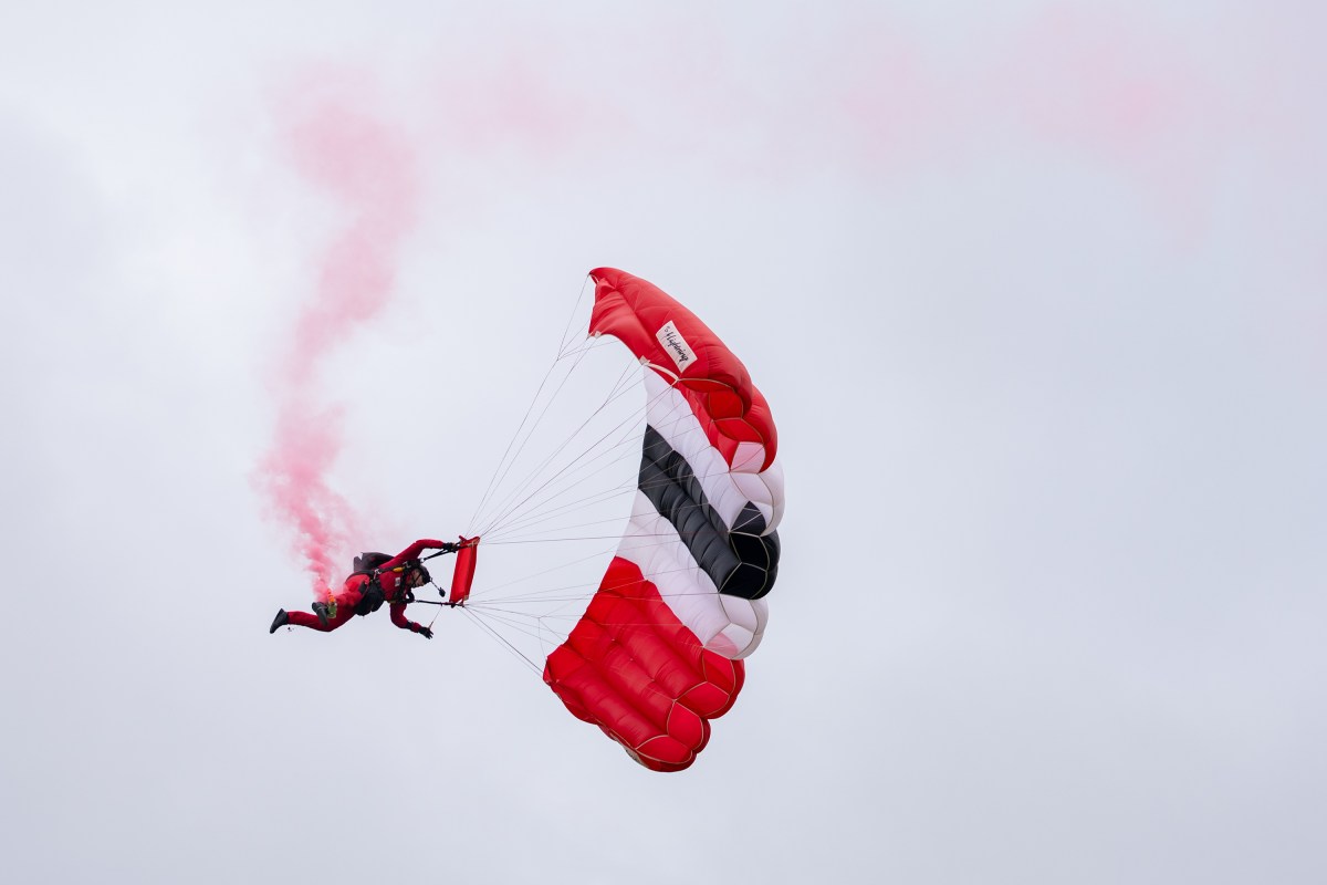 President Donald Trump and First Lady Melania Trump, along with UK Prime Minister Sir Keir Starmer and Lady Victoria Starmer, watch the Red Devils parachute display team at Chequers, the country home of the British prime minister, on Thursday, September 18, 2025 in Aylesbury, England. (Official White House Photo by Andrea Hanks)