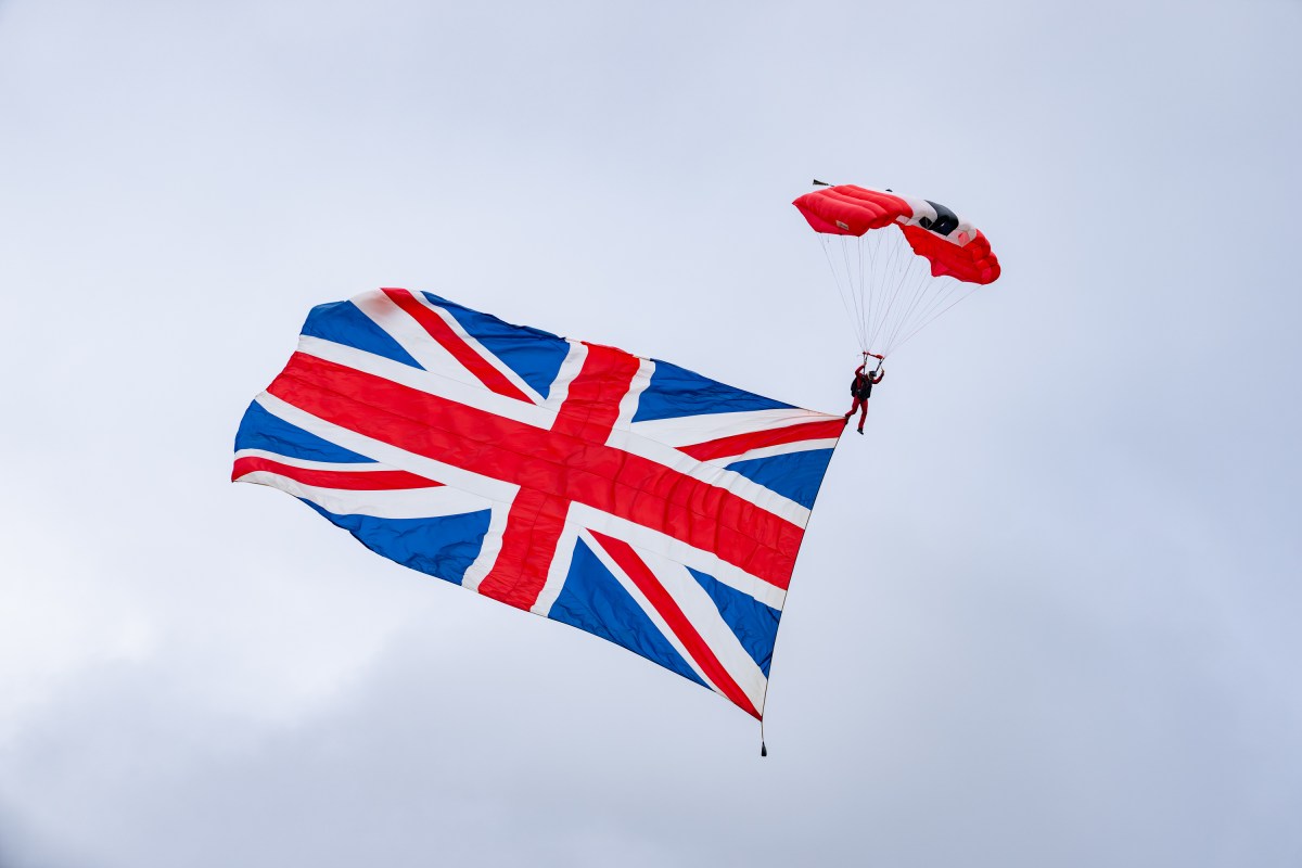 President Donald Trump and First Lady Melania Trump, along with UK Prime Minister Sir Keir Starmer and Lady Victoria Starmer, watch the Red Devils parachute display team at Chequers, the country home of the British prime minister, on Thursday, September 18, 2025 in Aylesbury, England. (Official White House Photo by Andrea Hanks)