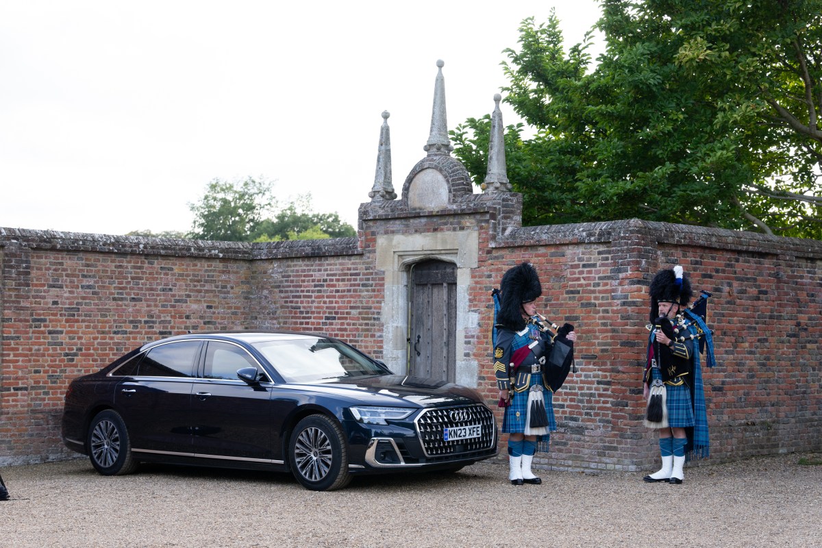 Members of the U.S. delegation depart Chequers at the conclusion of a state visit on Thursday, September 18, 2025 in Aylesbury, England. (Official White House Photo by Andrea Hanks)