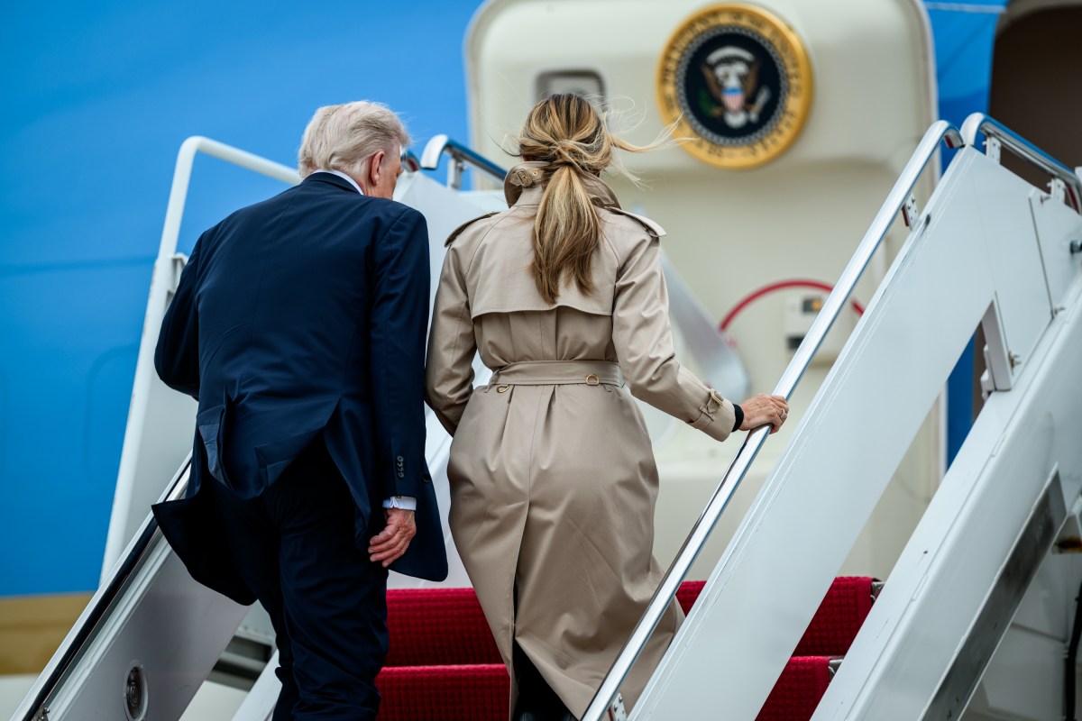 President Donald Trump and First Lady Melania Trump disembark Marine One at Joint Base Andrews, Maryland on Tuesday, September 16, 2025, and board Air Force One en route London Stansted Airport in London, England. (Official White House Photo by Daniel Torok)