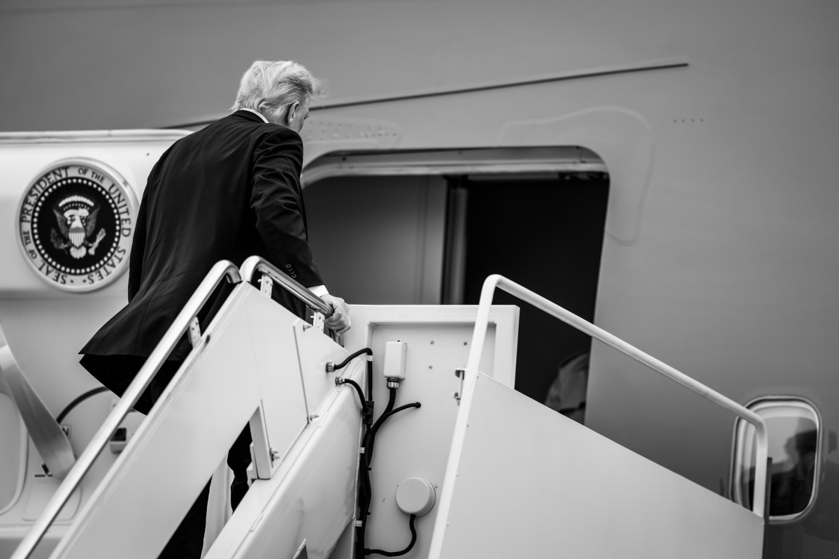 President Donald Trump and First Lady Melania Trump disembark Marine One at Joint Base Andrews, Maryland on Tuesday, September 16, 2025, and board Air Force One en route London Stansted Airport in London, England. (Official White House Photo by Daniel Torok)