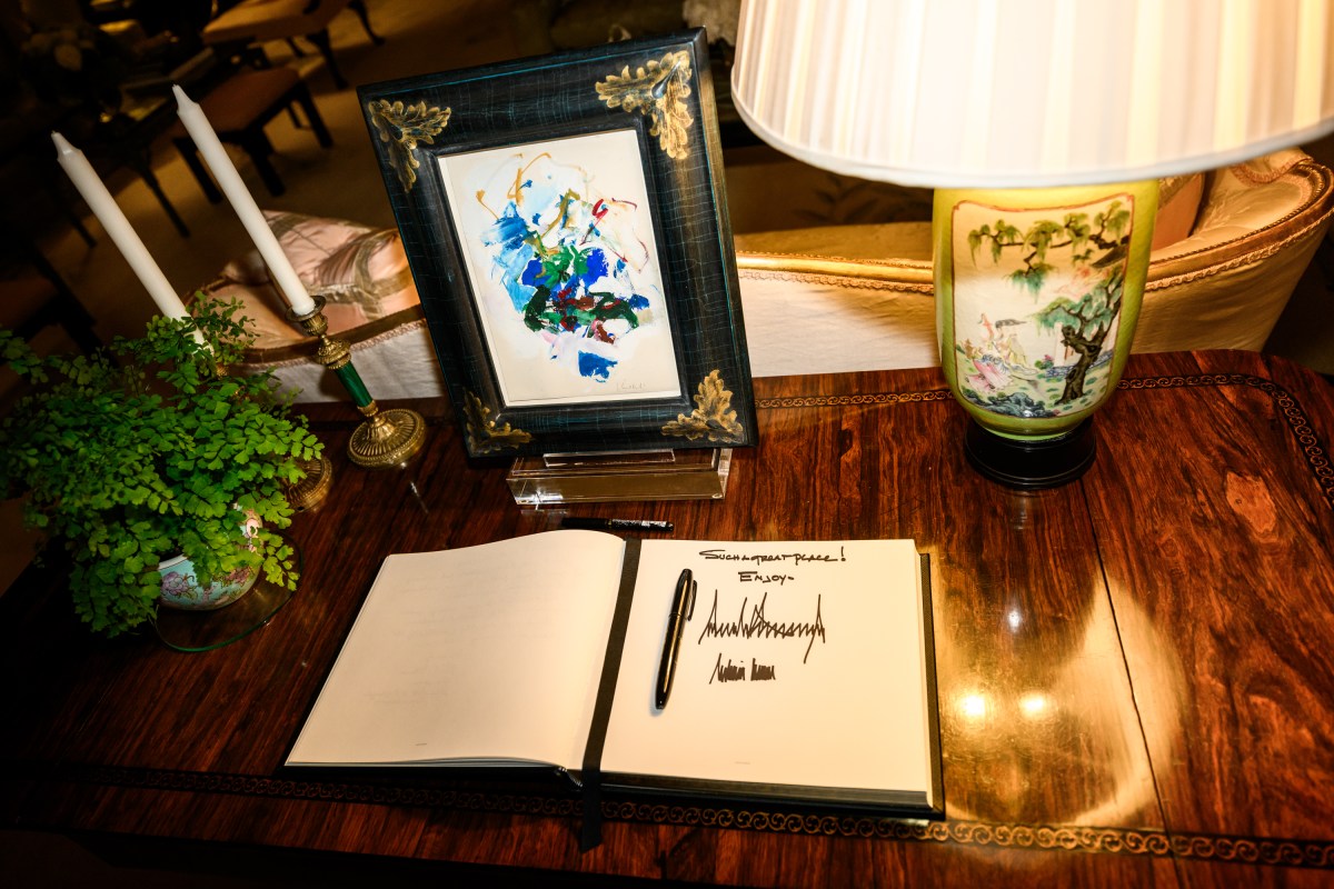 President Donald Trump and First Lady Melania Trump sign the guestbook at Winfield House in London, England on Tuesday, September 16, 2025. (Official White House Photo by Daniel Torok)