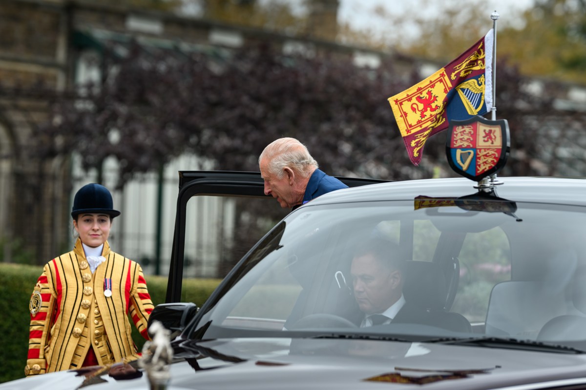 President Donald Trump and First Lady Melania Trump are greeted by King Charles III, Queen Camilla, and the Prince and Princess of Wales, William and Katherine, at the landing zone at Windsor Castle in Windsor, England on Wednesday, September 17, 2025. (Official White House Photo by Daniel Torok)