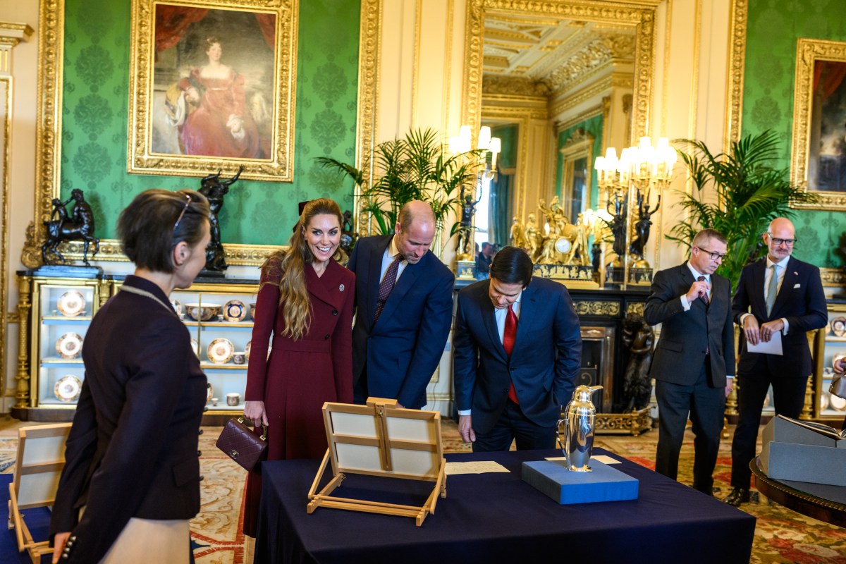President Donald Trump and First Lady Melania Trump are greeted by King Charles III, Queen Camilla, and the Prince and Princess of Wales, William and Katherine, at the landing zone at Windsor Castle in Windsor, England on Wednesday, September 17, 2025. (Official White House Photo by Daniel Torok)
