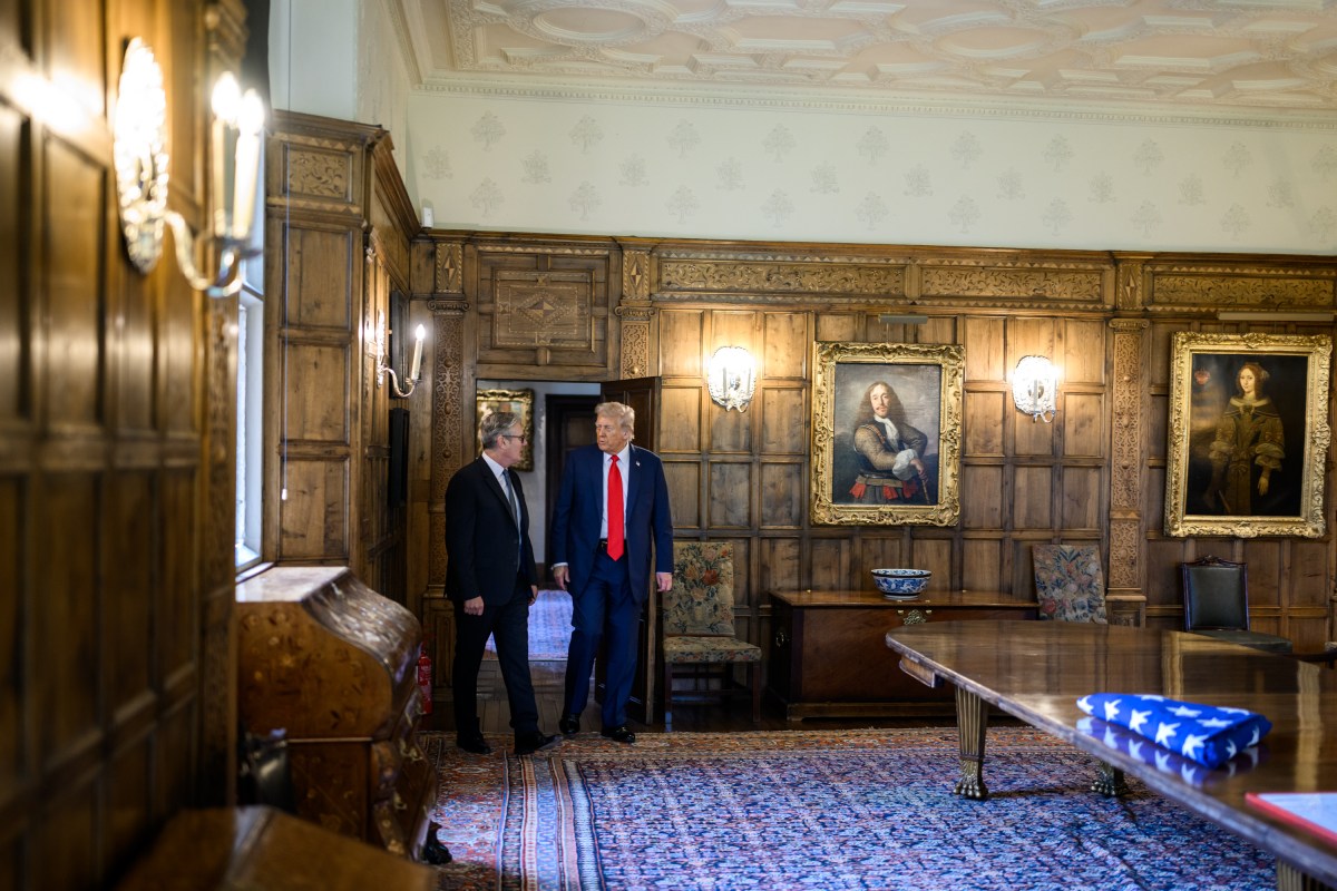 President Donald Trump tours Chequers, the prime minister’s house in Buckinghamshire, England, with Prime Minister Keir Starmer on Thursday, September 18, 2025. (Official White House Photo by Daniel Torok)