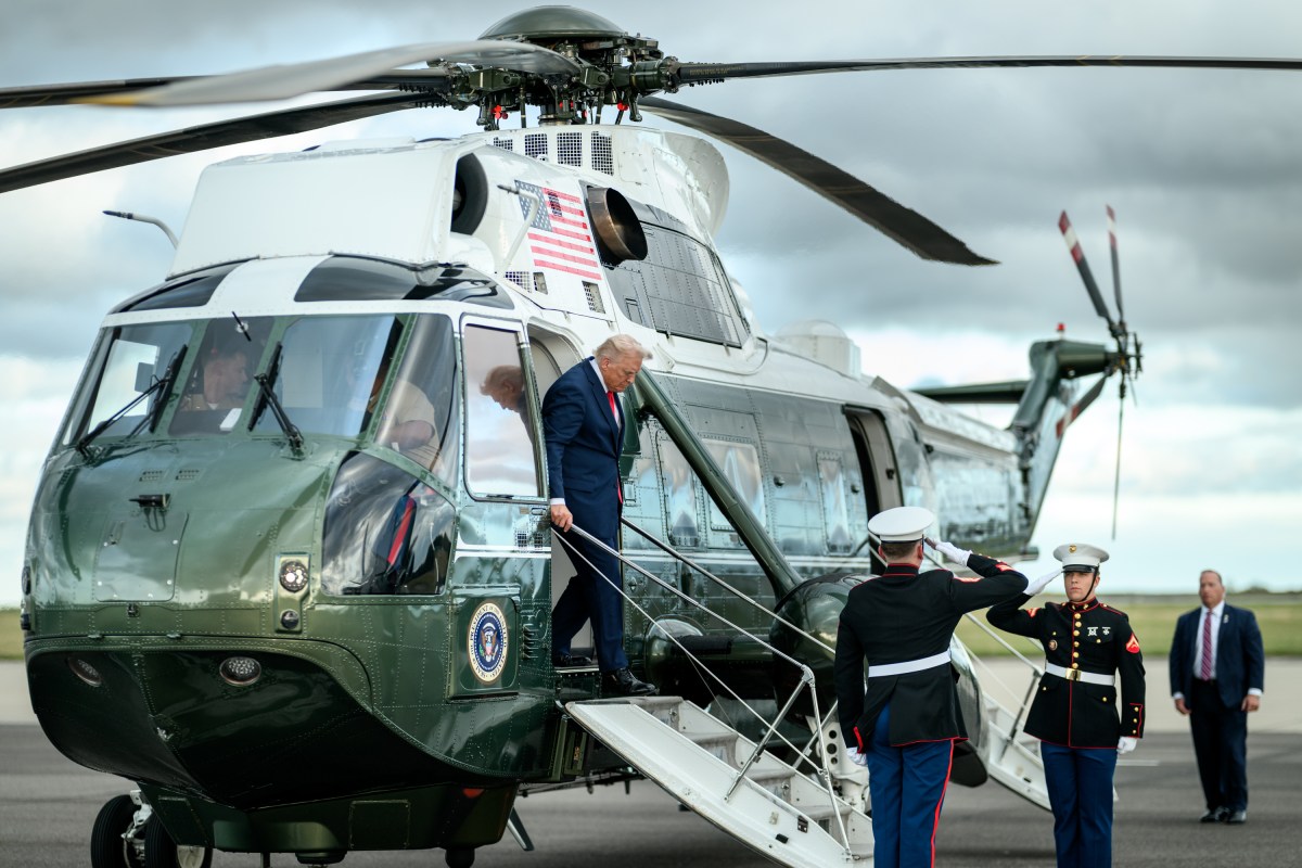 President Donald Trump and First Lady Melania Trump disembark Marine One at London Stansted Airport in London, England on Thursday, September 18, 2025, and board Air Force One en route to Joint Base Andrews, Maryland. (Official White House Photo by Daniel Torok)