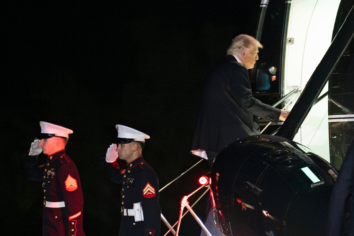 President Donald Trump departs the American Cornerstone Institute Founders’ Dinner, Saturday, September 20, 2025, and boards Marine One at Mount Vernon, Virginia.(Official White House Photo by Joyce N. Boghosian)