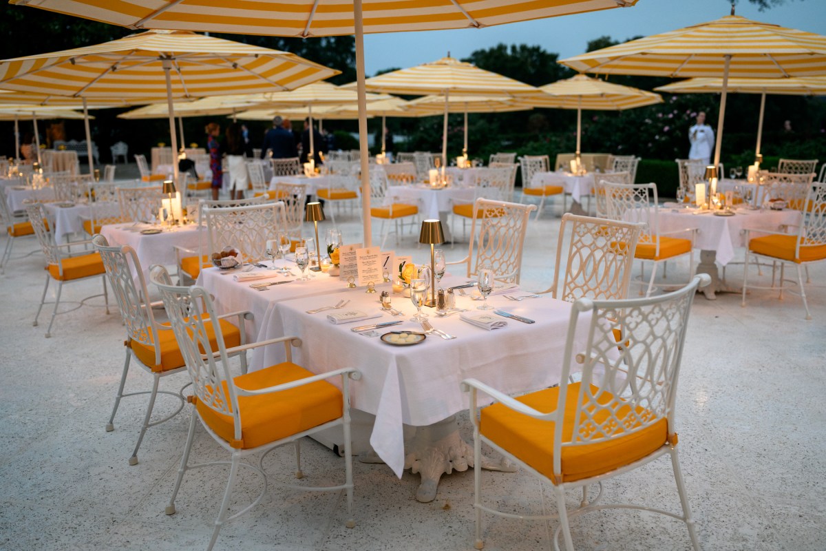 President Donald Trump speaks with Cabinet secretaries and White House staff on the West Colonnade before a dinner in the Rose Garden, Wednesday, September 24, 2025. (Official White House Photo by Molly Riley)