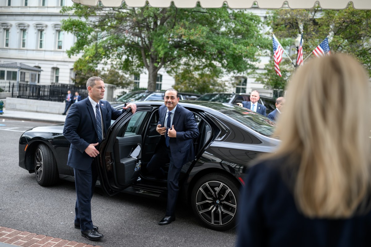 Chief of Protocol Monica Crowley greets Prime Minister Shehbaz Sharif and Field Marshal Asim Munir of Pakistan before a meeting with President Donald Trump, Thursday, September 25, 2025. (Official White House Photo by Daniel Torok)