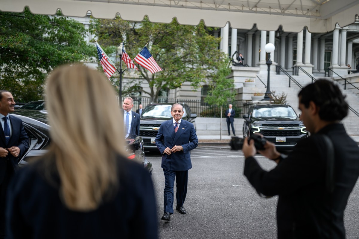 Chief of Protocol Monica Crowley greets Prime Minister Shehbaz Sharif and Field Marshal Asim Munir of Pakistan before a meeting with President Donald Trump, Thursday, September 25, 2025. (Official White House Photo by Daniel Torok)