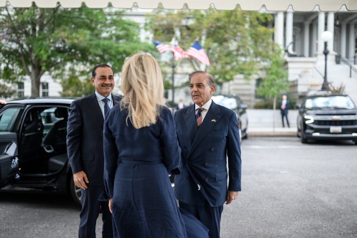 Chief of Protocol Monica Crowley greets Prime Minister Shehbaz Sharif and Field Marshal Asim Munir of Pakistan before a meeting with President Donald Trump, Thursday, September 25, 2025. (Official White House Photo by Daniel Torok)