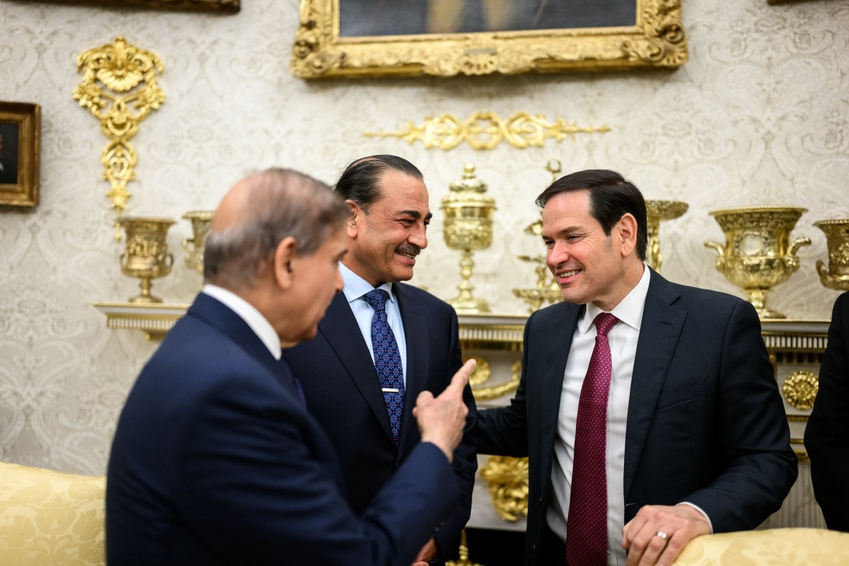 Secretary of State Marco Rubio speaks with Prime Minister Shehbaz Sharif and Field Marshal Asim Munir of Pakistan before meeting with President Donald Trump in the Oval Office, Thursday, September 25, 2025. (Official White House Photo by Daniel Torok)