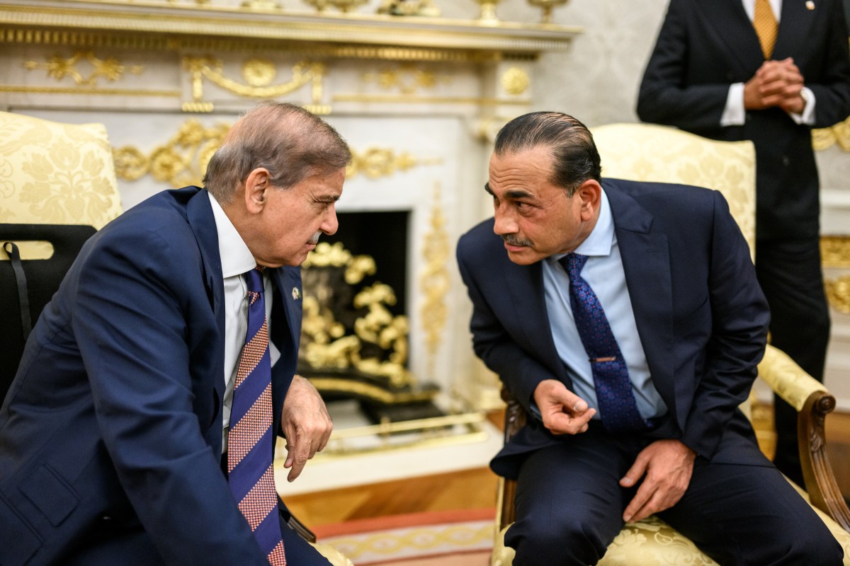 Prime Minister Shehbaz Sharif and Field Marshal Asim Munir of Pakistan wait in the Oval Office before a meeting with President Donald Trump, Thursday, September 25, 2025. (Official White House Photo by Daniel Torok)