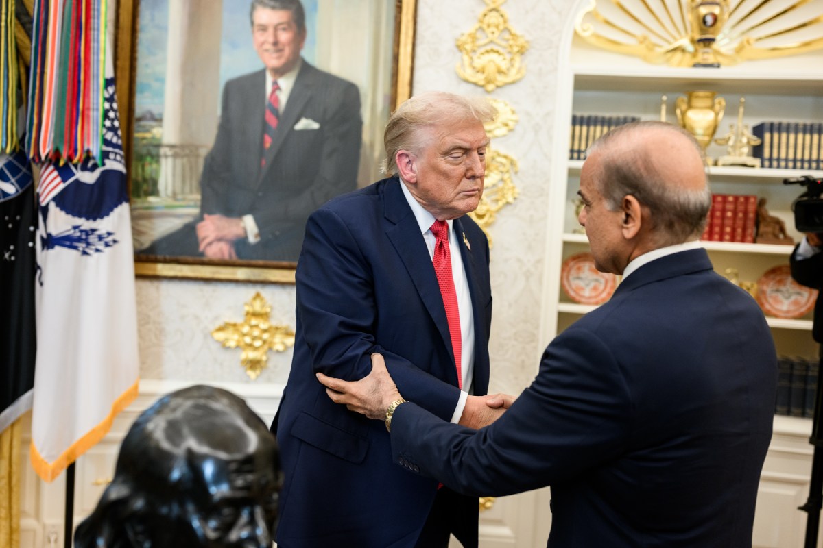 President Donald Trump meets with Prime Minister Shehbaz Sharif and Field Marshal Asim Munir of Pakistan, Thursday, September 25, 2025, in the Oval Office. (Official White House Photo by Daniel Torok)