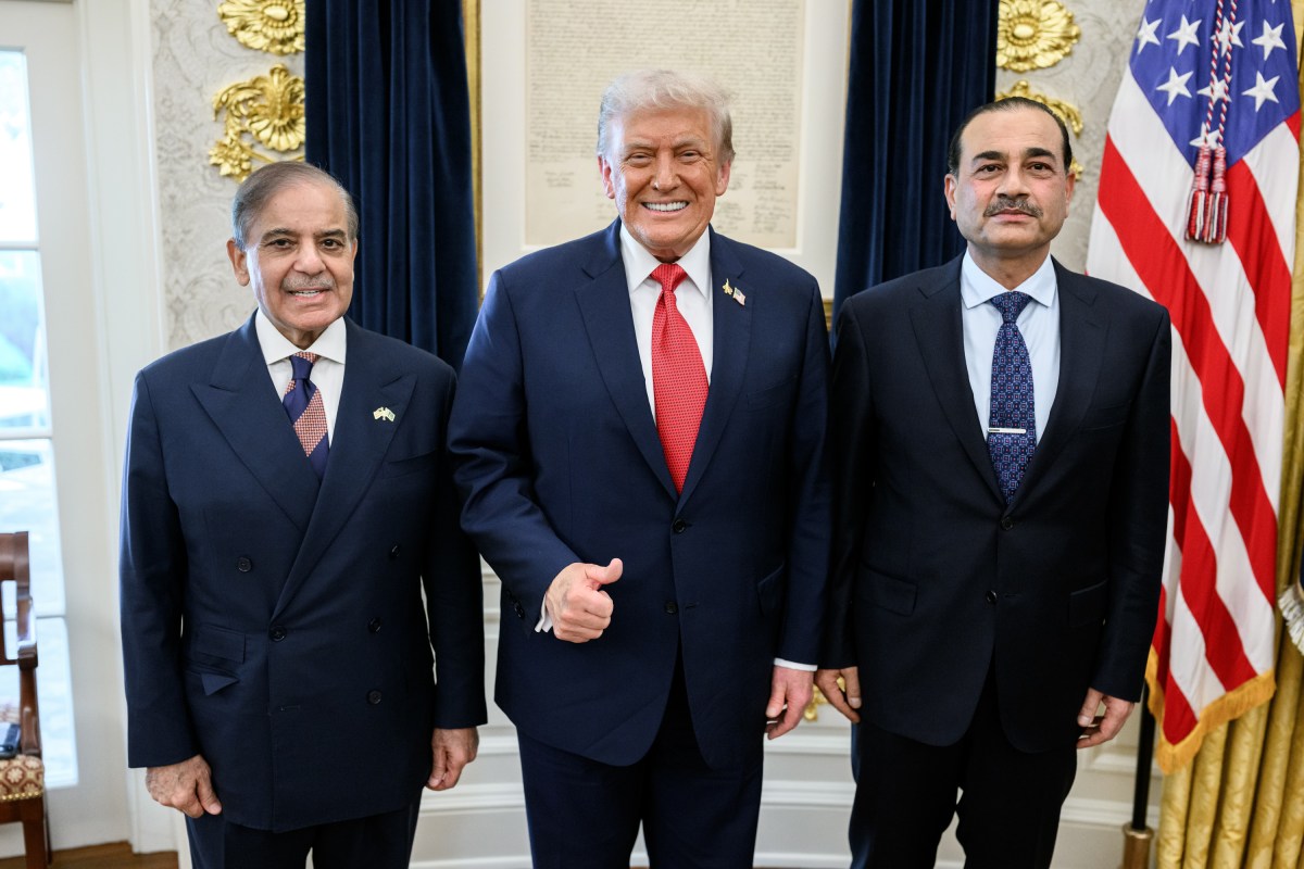 President Donald Trump meets with Prime Minister Shehbaz Sharif and Field Marshal Asim Munir of Pakistan, Thursday, September 25, 2025, in the Oval Office. (Official White House Photo by Daniel Torok)