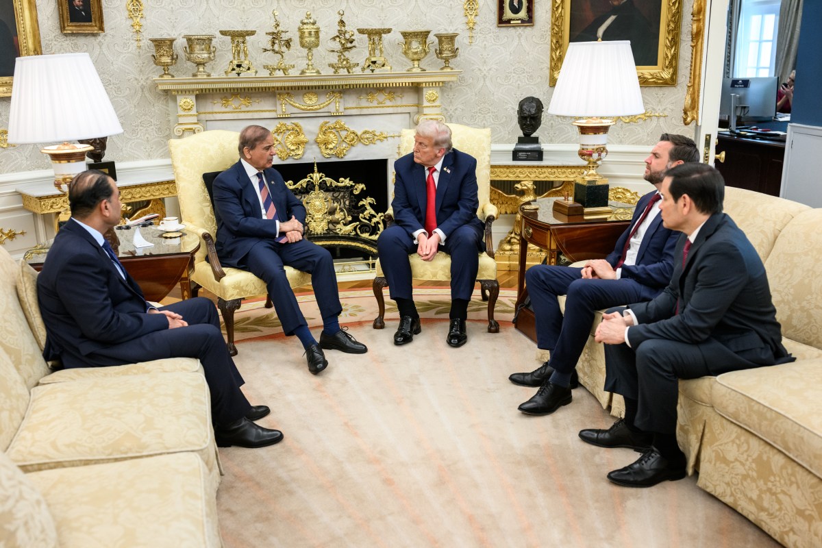 President Donald Trump meets with Prime Minister Shehbaz Sharif and Field Marshal Asim Munir of Pakistan, Thursday, September 25, 2025, in the Oval Office. (Official White House Photo by Daniel Torok)