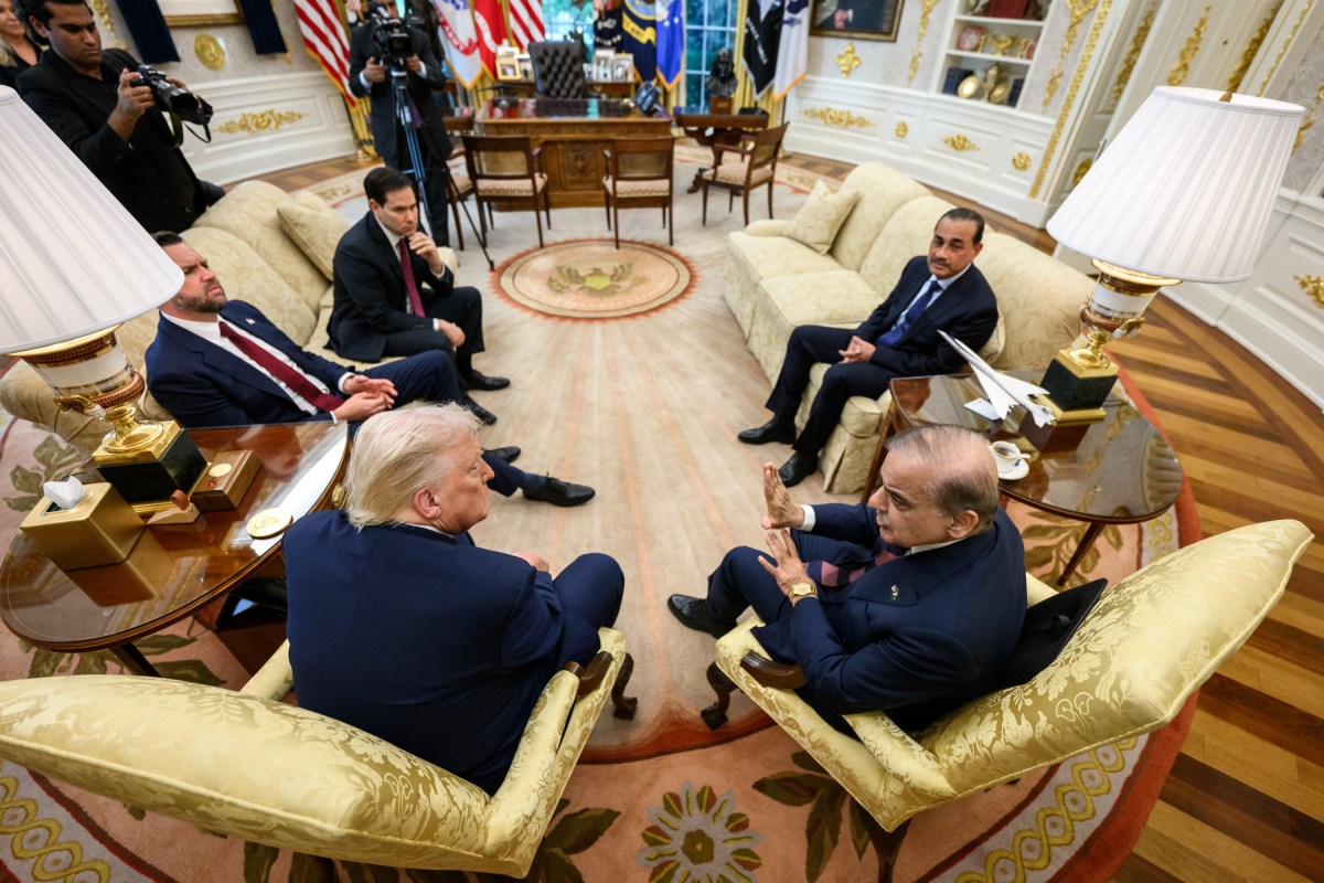 President Donald Trump meets with Prime Minister Shehbaz Sharif and Field Marshal Asim Munir of Pakistan, Thursday, September 25, 2025, in the Oval Office. (Official White House Photo by Daniel Torok)