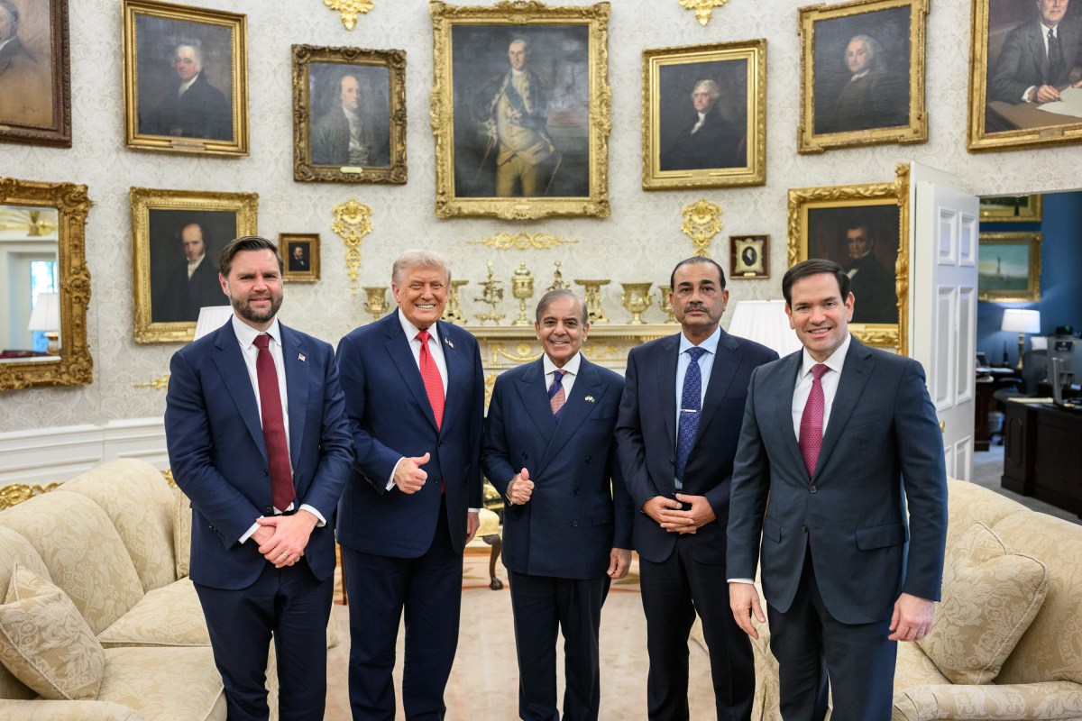 President Donald Trump, Vice President JD Vance, and Secretary of State Marco Rubio pose for a photo with Prime Minister Shehbaz Sharif and Field Marshal Asim Munir of Pakistan, Thursday, September 25, 2025, in the Oval Office. (Official White House Photo by Daniel Torok)