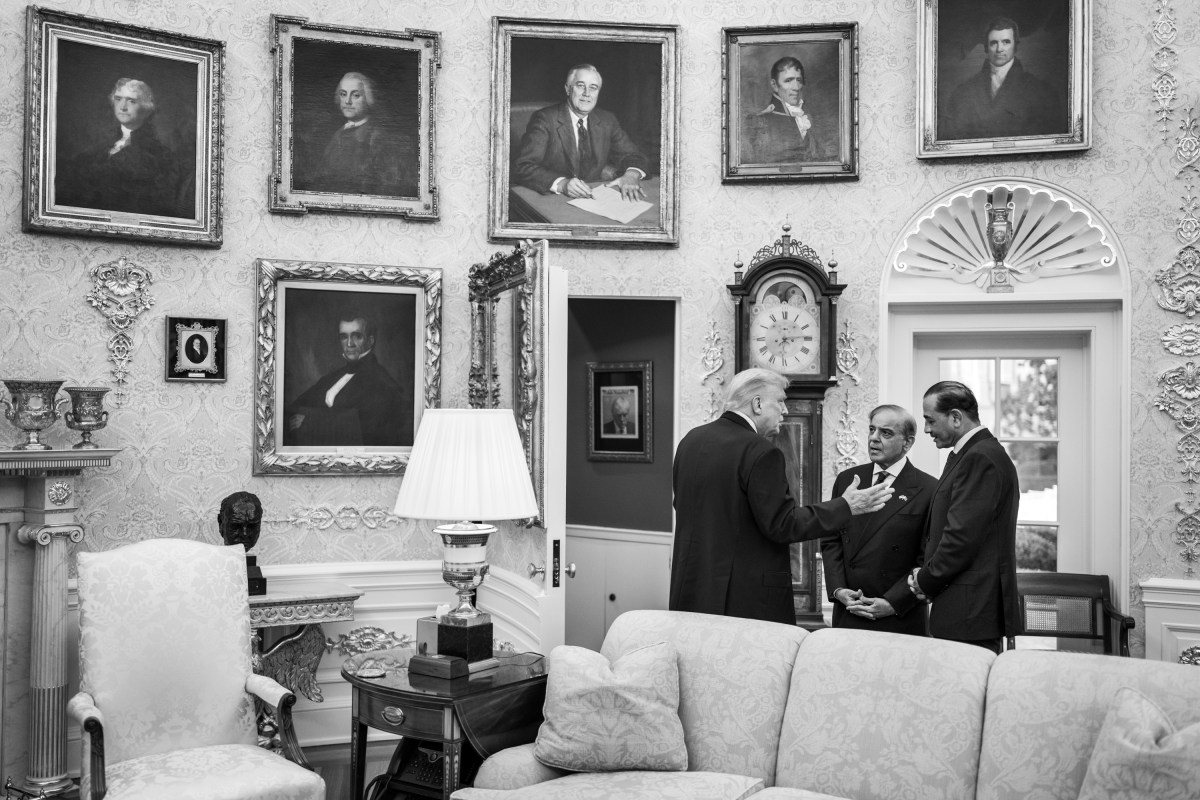 President Donald Trump speaks with Prime Minister Shehbaz Sharif and Field Marshal Asim Munir of Pakistan, Thursday, September 25, 2025, in the Oval Office after a meeting. (Official White House Photo by Daniel Torok)