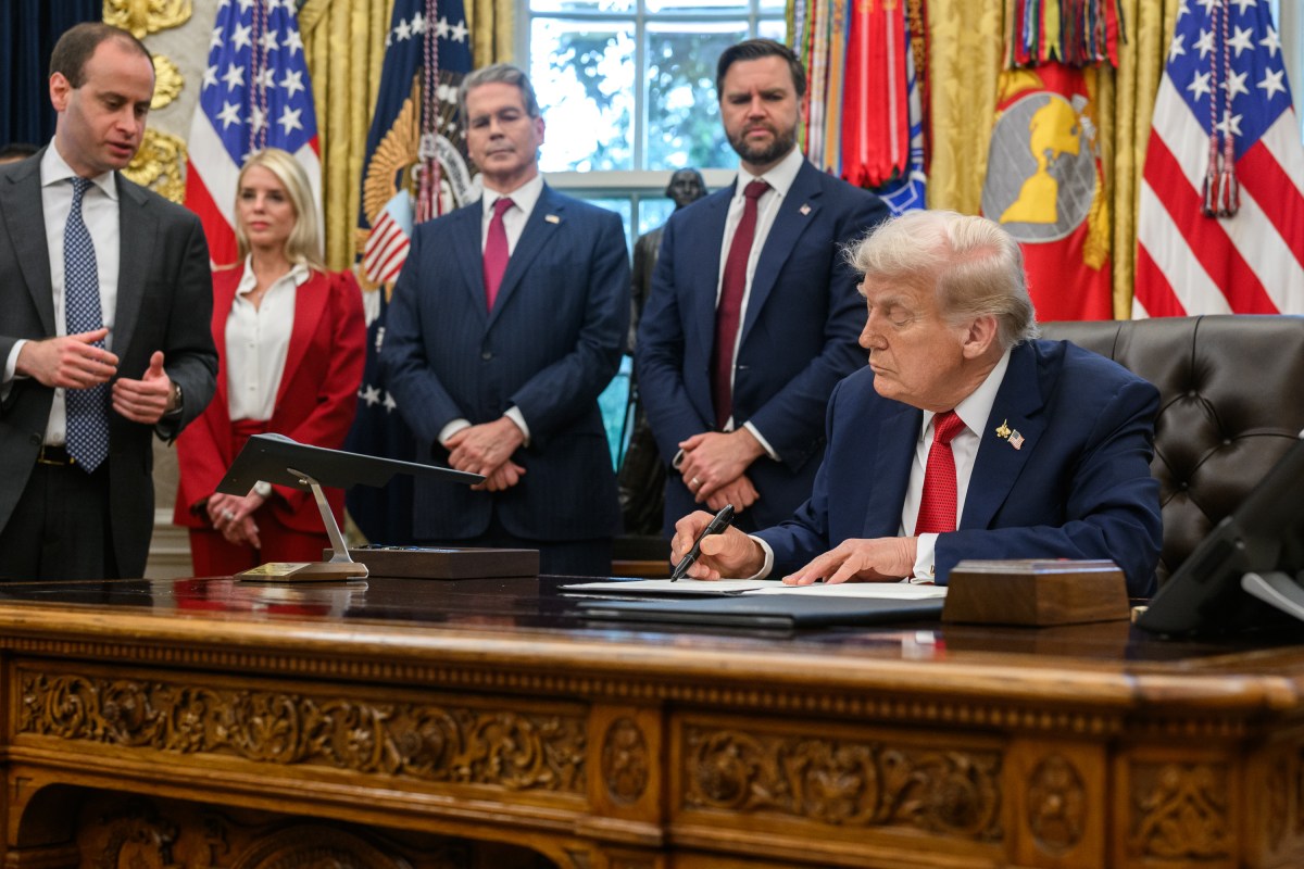 President Donald Trump signs proclamations and executive orders, Thursday, September 25, 2025, in the Oval Office. (Official White House Photo by Joyce N. Boghosian)