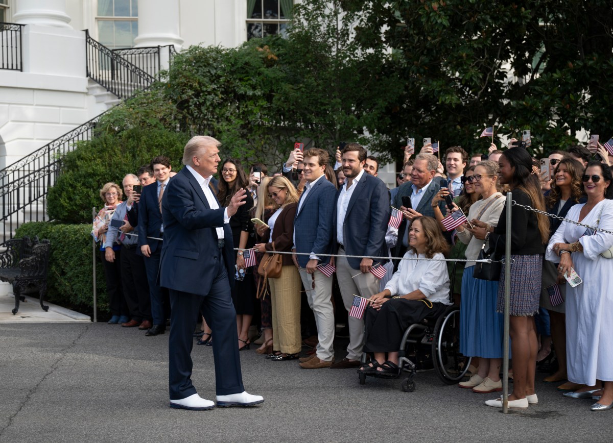 President Donald Trump speaks to staff before boarding Marine One on the South Lawn of the White House, Friday, September 26, 2025, en route Joint Base Andrews, Maryland. (Official White House Photo by Molly Riley)