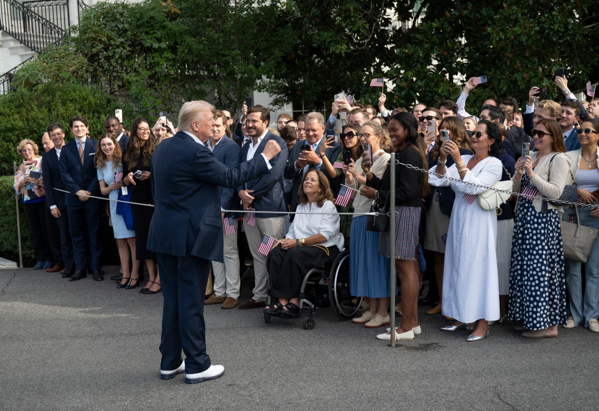 President Donald Trump speaks to staff before boarding Marine One on the South Lawn of the White House, Friday, September 26, 2025, en route Joint Base Andrews, Maryland. (Official White House Photo by Molly Riley)