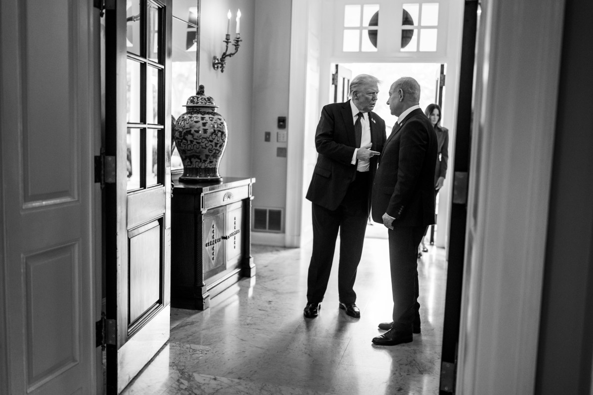 President Donald Trump talks with Israeli Prime Minister Benjamin Netanyahu in the West Wing Lobby of the White House after his arrival, Monday, September 29, 2025. (Official White House Photo by Daniel Torok)