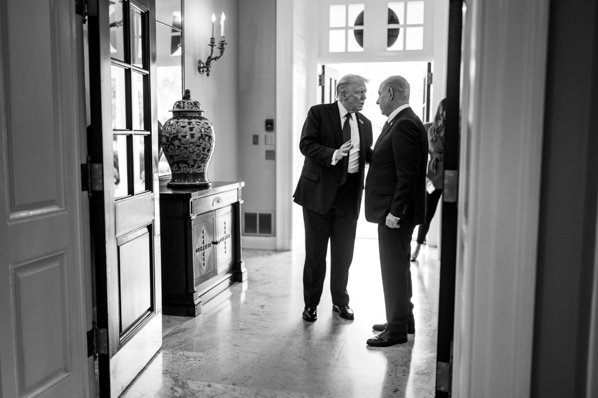 President Donald Trump talks with Israeli Prime Minister Benjamin Netanyahu in the West Wing Lobby of the White House after his arrival, Monday, September 29, 2025. (Official White House Photo by Daniel Torok)