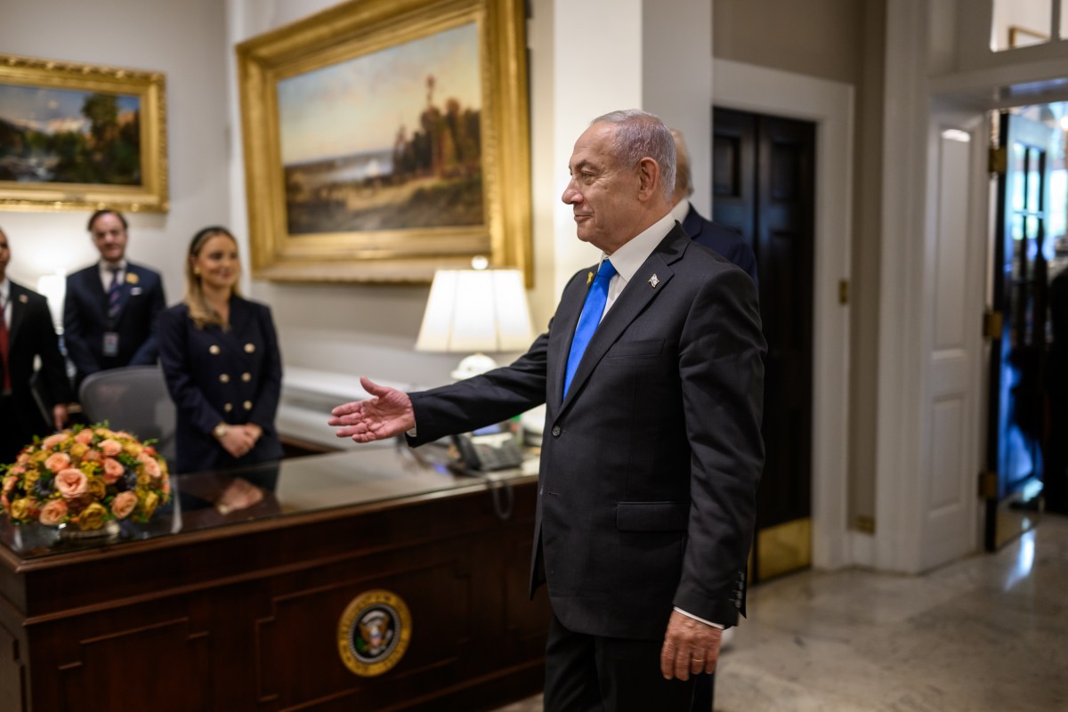 Israeli Prime Minister Benjamin Netanyahu greets the U.S. delegation in the West Wing Lobby of the White House, Monday, September 29, 2025, before a bilateral meeting with President Donald Trump. (Official White House Photo by Daniel Torok)