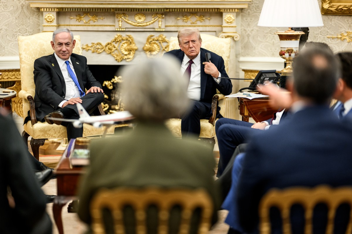 President Donald Trump leads a trilateral phone call with Israeli Prime Minister Benjamin Netanyahu and Qatari Prime Minister Mohammed bin Abdulrahman bin Jassim Al Thani discussing the U.S. peace plan for Gaza, Monday, September 29, 2025, in the Oval Office. (Official White House Photo by Daniel Torok)