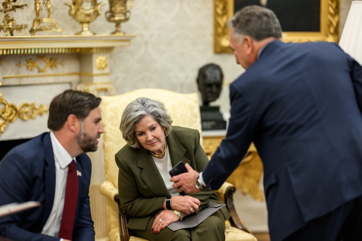 Special Envoy Steve Witkoff speaks with Vice President JD Vance and Chief of Staff Susie Wiles in the Oval Office after a bilateral luncheon with President Donald Trump and Israeli Prime Minister Benjamin Netanyahu, Monday, September 29, 2025. (Official White House Photo by Daniel Torok)