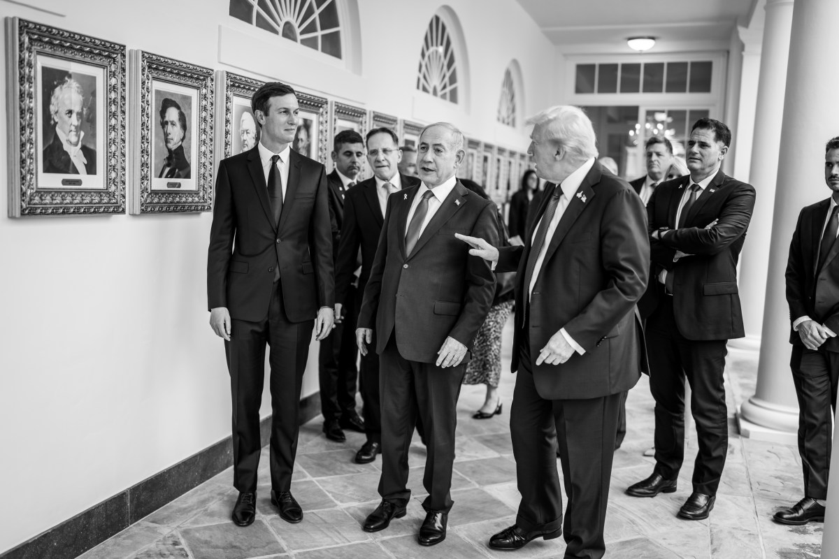 President Donald Trump speaks with Israeli Prime Minister Benjamin Netanyahu on the West Colonnade after a joint press conference announcing the U.S. peace plan for Gaza, Monday, September 29, 2025. (Official White House Photo by Daniel Torok)
