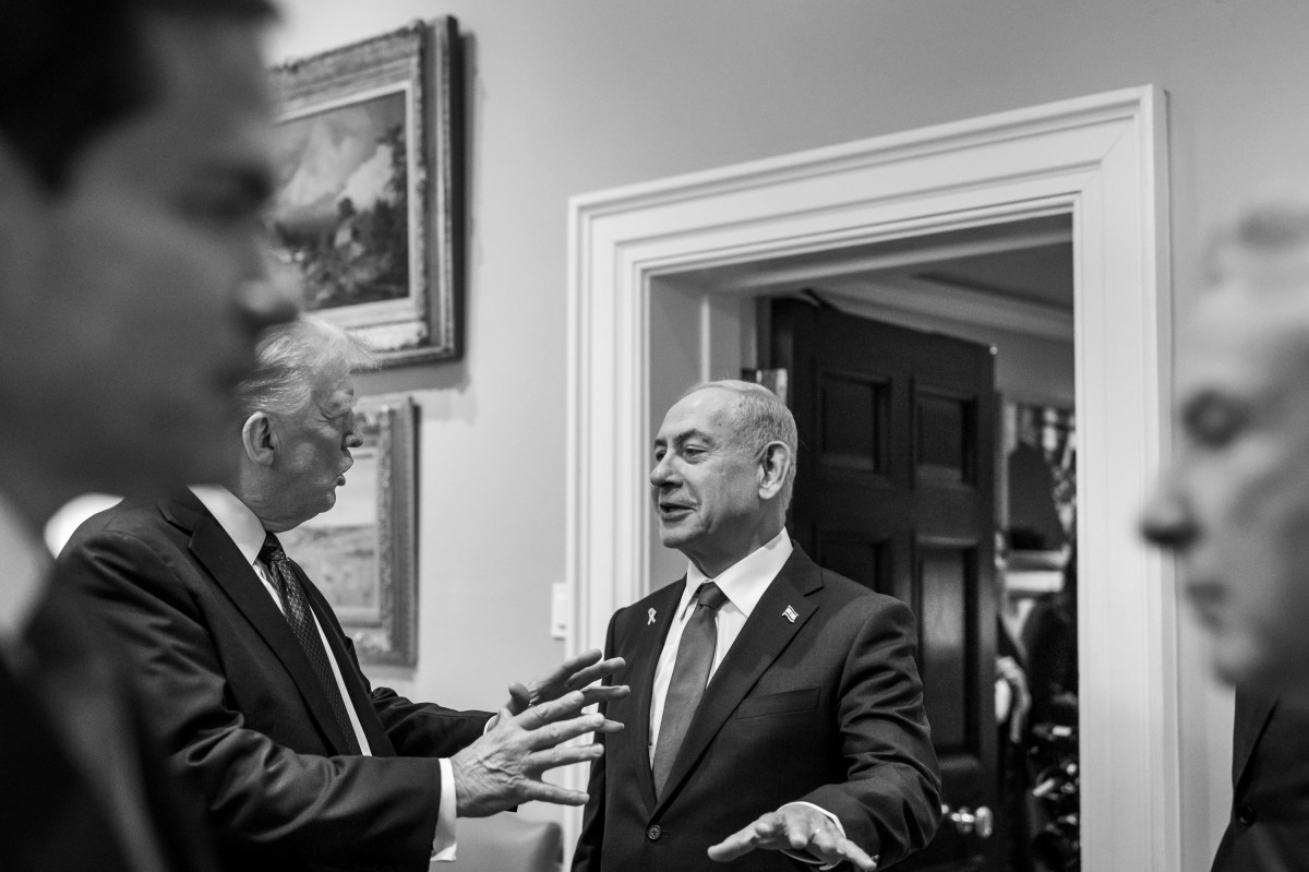 President Donald Trump speaks with Israeli Prime Minister Benjamin Netanyahu in the West Wing Lobby of the White House after his arrival, Monday, September 29, 2025. (Official White House Photo by Joyce N. Boghosian)