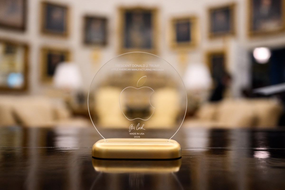 President Donald Trump delivers remarks alongside Apple CEO Tim Cook, Vice President JD Vance, Secretary of the Treasury Scott Bessent, and Secretary of Commerce Howard Lutnick after announcing a $100 billion investment in the U.S., Wednesday, August 6, 2025, in the Oval Office. (Official White House Photo by Daniel Torok)